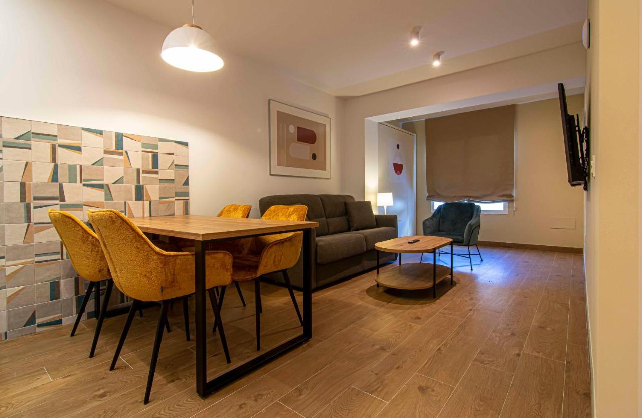 מאלגה Apartamentos 1 Abril מראה חיצוני תמונה